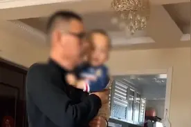 爸爸带娃看手机被爷爷"咆哮式"教育,奶奶护儿被怼,网友力挺爷爷视频封面