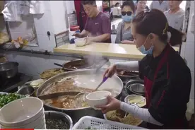 靠边一张秘方起家夜宵店，老板娘5年打败所有对手，一天收入5万多视频封面