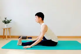 单腿背部伸展式，按摩腹部脏器，提高消化系统及生殖系统功能视频封面