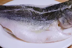 蒸鲈鱼时，切记不要放盐和料酒腌制，教你一招，鱼肉鲜嫩不腥
