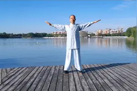 《八段锦》国家体育总局完整口令+呼吸提示+全套示范，每天跟着练视频封面