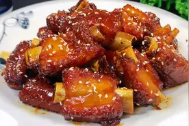 这才是糖醋排骨简单又好吃的做法，教你糖和醋的黄金比例，太香了