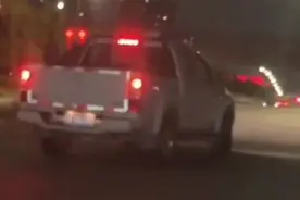 西安一印有“安全监管”的皮卡路中玩漂移  应急局：正在查实视频封面