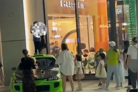 北京环球度假区回应熊孩子排队站保罗同款三菱日蚀车顶拍照打卡视频封面