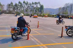 考摩托车驾照难吗？仅需155元，最快当天拿证，能骑所有的电动车视频封面