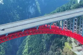渝湘复线高速即将通车，悬挂在300米高空的“纸片桥”也完了它的成历史使命， #中国桥梁 #带你看风景  #渝湘复线高速 #悬崖峭壁上的风景  #重庆大山的纸片桥  