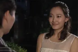 穷小伙送富婆回家，鼓起勇气抱上去，感情迅速升温