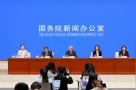 截至3月末我国外汇储备规模为32457亿美元，较去年末增加77亿美元视频封面