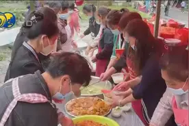 凤凰记者现场报道：贵州大方县山体滑坡救援持续，村民自发送物资视频封面