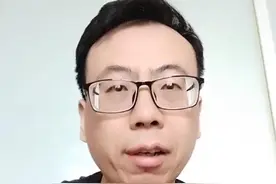 高速路上开着自动驾驶，小夫妻俩在后排盖着被子看着电影！太牛逼了！
今天，在一网友发的视频中，可以清楚的看到，驾驶室空无一人，车子在高速上行驶，而一男一女俩个人在后排悠闲的看着电影！
看到视频，不禁为他们捏一把汗，虽说现在科技发达，但是这么大胆的人还是不多见啊！
这哪里是享受，这分明是练胆啊！ #无人驾驶汽车  #车子在高速无人驾驶两人躺在后座看电影  #无人驾驶  #问界智能无人驾驶  #高速无人驾驶 视频封面