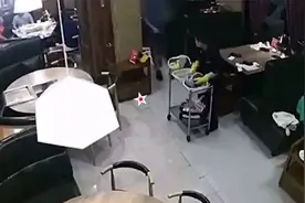 媳妇深夜陪别的男人吃饭，老公暴打全场视频封面