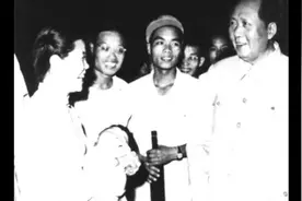 白浪滔天， 秦皇岛外打鱼船。 一片汪洋都不见， 知向谁边？视频封面