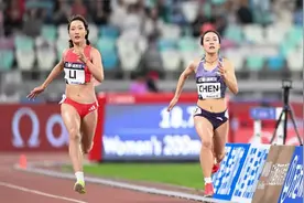 真牛！16岁女飞人陈妤颉200米上演疯狂逆袭，恐怖步频让人汗颜了视频封面