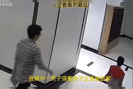 父亲保护儿子不被狗咬，下一秒遭狗主人一拳打成重伤：别动我的狗视频封面