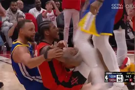 师徒情谊！杰伦格林再次跟库里争球，两人互相抱抱笑笑视频封面