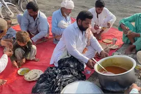 沉浸式感受真实的巴基斯坦人民的早餐生活，人们席地而坐饼蘸汤水视频封面
