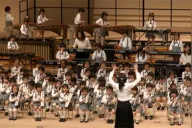 施特劳斯《拉德斯基进行曲》，东京泉幼儿园演奏！视频封面