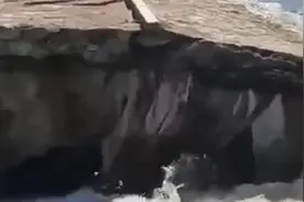 内蒙古通辽一堤坝部分垮塌 目击者：两分钟塌了三四次视频封面