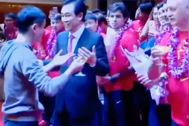 马云在恒大歌舞团歌舞晚会，吹口哨视频，果然有钱人趣味差不多！