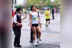 女子跑马拉松，大脑已无意识，太危险了！跑马拉松一定要量力而行视频封面
