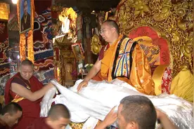 班禅额尔德尼•确吉杰布在哲蚌寺朝拜并为僧众摸顶赐福视频封面