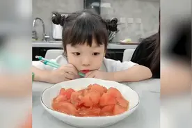 萌娃吐槽90后妈妈厨艺，话说妈妈做的饭真有那么难吃吗？视频封面