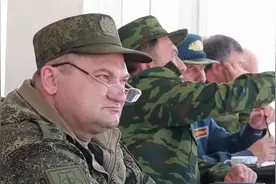 俄军士兵拒绝冲锋，被同伴扣上铁桶折磨视频封面