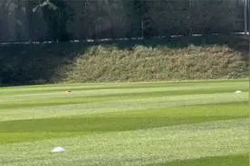 【前方】足协主席宋凯现场观看国足训练视频封面