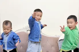 八个月的四宝扎单牙，静静给四个宝宝买衣服，承承的风格最容易记
