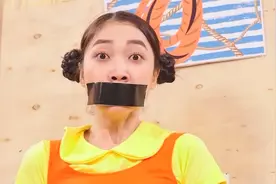 妈妈生气离开了家里，爸爸和女儿四处寻找，原来她被陌生人带走了视频封面