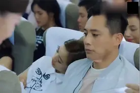 机长停职坐飞机回国，不料遇见斗嘴的空姐，两人对话贼逗视频封面