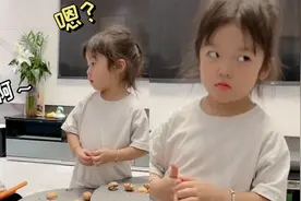 籼籼怼爸妈：你们俩能不能别在孩子面前秀恩爱，没看到我翻白眼吗视频封面
