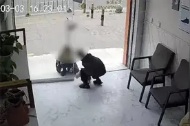 四川俩小孩进入无人看管店铺抱摔小猫 被店主喝止后仍继续虐待