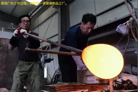 惊人的技能! 玻璃厂的工作过程。韩国的一家玻璃制品工厂。