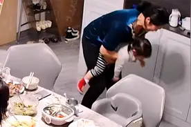 孩子吃饭时被噎住，奶奶用不熟练的手法急救，65秒抢救一条命！