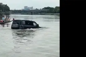 佛山富豪开仰望赛龙舟，下水后差点上不来了，过程真的很仰望视频封面