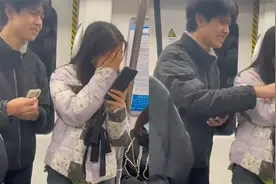 女孩地铁被要微信羞到脸红，被男孩轻点屏幕后拿下：主动才有机会