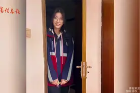 妹妹上学前来找哥哥要钱，满眼期待撒娇讨要，哥哥随后举动太霸气视频封面