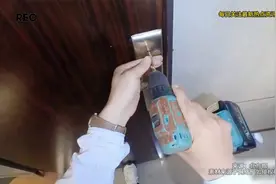 女子钥匙丢了找开锁师傅换锁，结果又在家里找到一把视频封面