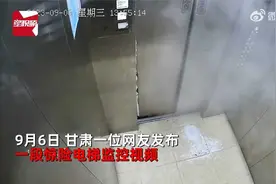 大妈用铁架挡住电梯门，不料电梯关门上行瞬间被卡爆-铁架断裂视频封面