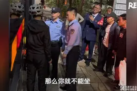 男子想把电动车带上公交遭阻执意要“看交通部文件”，民警无奈视频封面