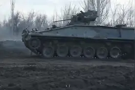 “战场环境使用艰难” 俄军展示缴获的德制“黄鼠狼”步战车视频封面