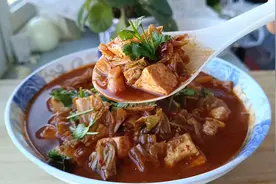 把冻白菜和豆腐一起烧，香气浓郁，咸香微辣，下饭特别香视频封面