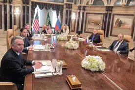 现场！俄罗斯和美国代表团在沙特利雅得举行会晤视频封面