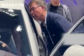 笑着笑着就哭了，刘老将军参观航母的情景历历在目视频封面