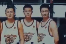 三个没人要的球员加37岁的少帅，11冠王的首冠是怎么诞生的视频封面