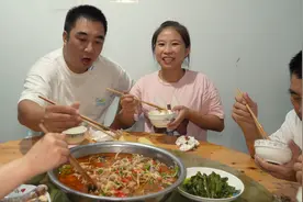 同事们嘴馋想吃兔子，桃子姐弄一盆鲜锅兔，麻辣鲜香，真过瘾视频封面