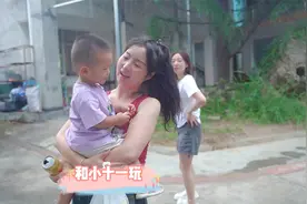 回到家几天，小十一终于和小七一起玩，可把她高兴坏了视频封面