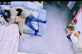 丈夫主动拥抱正在生气的妻子，妻子不停挣脱丈夫根本压不住