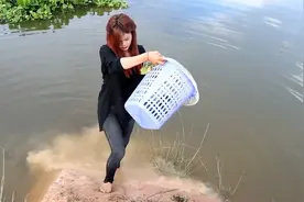 垃圾篓加破风扇，柬埔寨妹子穿丝袜去野外捉鱼视频封面